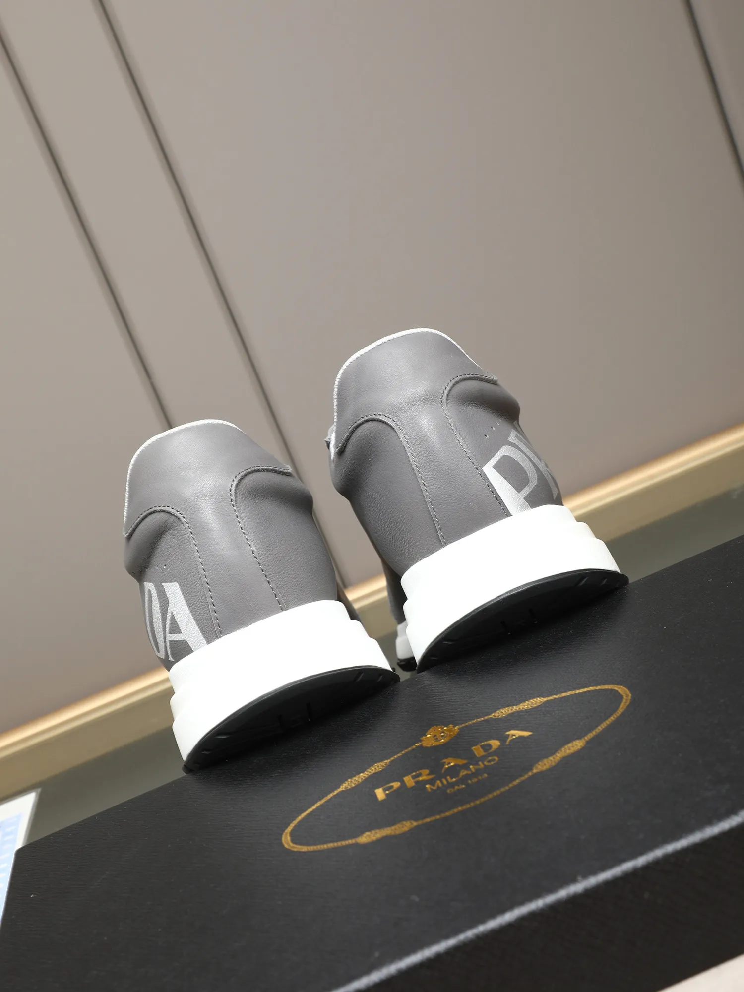 Men's shoes 💰460 PRADA's new model is on the market, the picture above is a must-sell! Fashionable casual men's shoes, trendy and versatile, relaxed and sporty style, imported cowhide leather uppers 3D printed and ultra-fine workmanship. Light and comfortable on the feet, available in 5 colors! 38-44(45 customized)